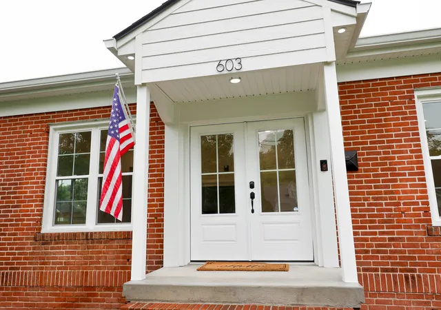 Homes for sale in Paducah, KY | 603 W Jefferson St, Paducah, KY 42001 | MLS# 26017289