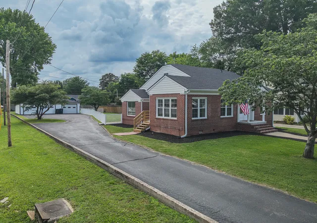 Homes for sale in Paducah, KY | 603 W Jefferson St, Paducah, KY 42001 | MLS# 26017289