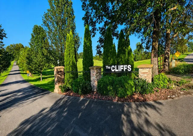 Homes for sale in Russell Springs, KY | 529 Cliffside Dr, Russell Springs, KY 42642 | MLS# 26015635