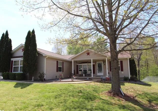 Homes for sale in Eddyville, KY | 35 Saratoga Heights Rd, Eddyville, KY 42038 | MLS# 26014384