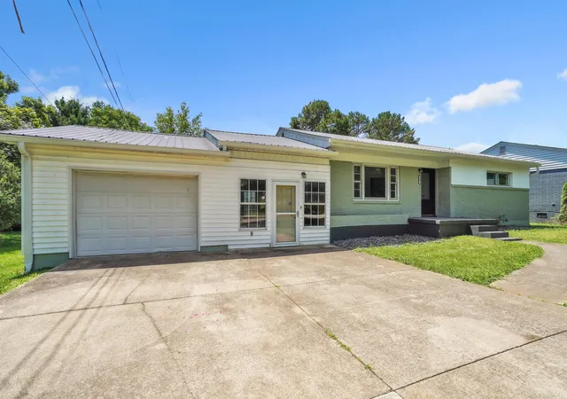 Photo 1 of Single family home for sale at 207 Kentucky Ave, Somerset, KY 42501 | MLS# 26014403 | Listing updated on 2026-09-25