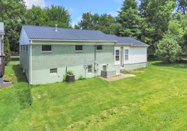 Photo 2 of Single family home for sale at 207 Kentucky Ave, Somerset, KY 42501 | MLS# 26014403 | Listing updated on 2026-09-25