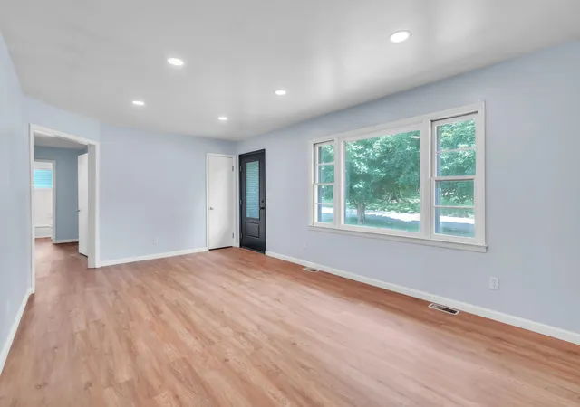 Photo 4 of Single family home for sale at 207 Kentucky Ave, Somerset, KY 42501 | MLS# 26014403 | Listing updated on 2026-09-25