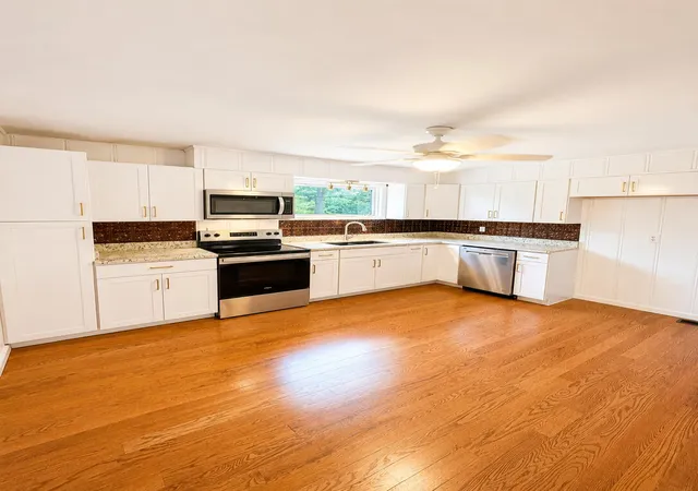 Photo 3 of Single family home for sale at 207 Kentucky Ave, Somerset, KY 42501 | MLS# 26014403 | Listing updated on 2026-09-25