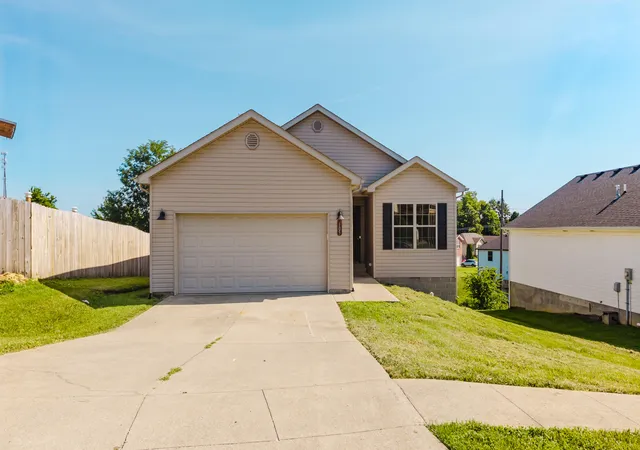 Photo 3 of Single family home for sale at 105 Newport Ln, Berea, KY 40403 | MLS# 26018824 | Listing updated on 2026-10-08