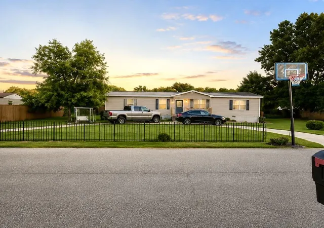 Homes for sale in Wurtland, KY | 626 Center Ave, Wurtland, KY 41144 | MLS# 26014409