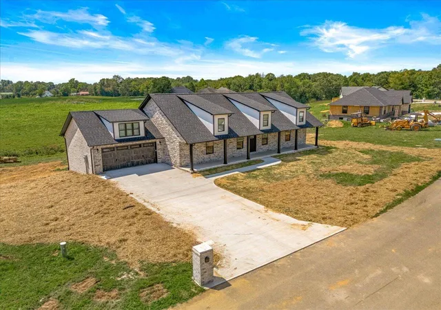 Photo 4 of Single family home for sale at 363 Madison Cir, London, KY 40741 | MLS# 26014426 | Listing updated on 2026-08-28