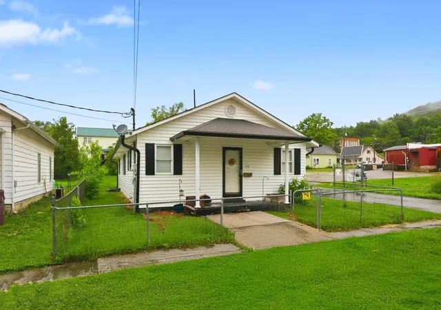Homes for sale in Irvine, KY | 153 S Madison Ave, Irvine, KY 40336 | MLS# 26014428