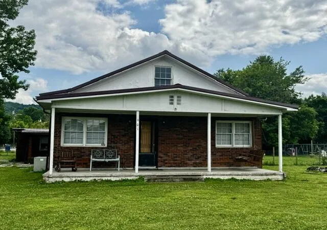 Homes for sale in Middlesboro, KY | 901 Exeter Ave, Middlesboro, KY 40965 | MLS# 26014433
