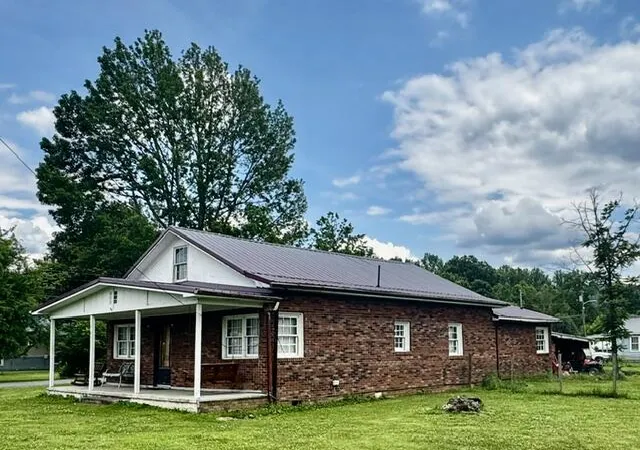 Homes for sale in Middlesboro, KY | 901 Exeter Ave, Middlesboro, KY 40965 | MLS# 26014433