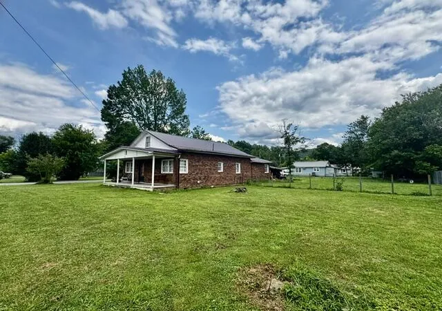 Homes for sale in Middlesboro, KY | 901 Exeter Ave, Middlesboro, KY 40965 | MLS# 26014433