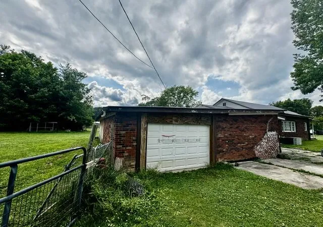 Homes for sale in Middlesboro, KY | 901 Exeter Ave, Middlesboro, KY 40965 | MLS# 26014433