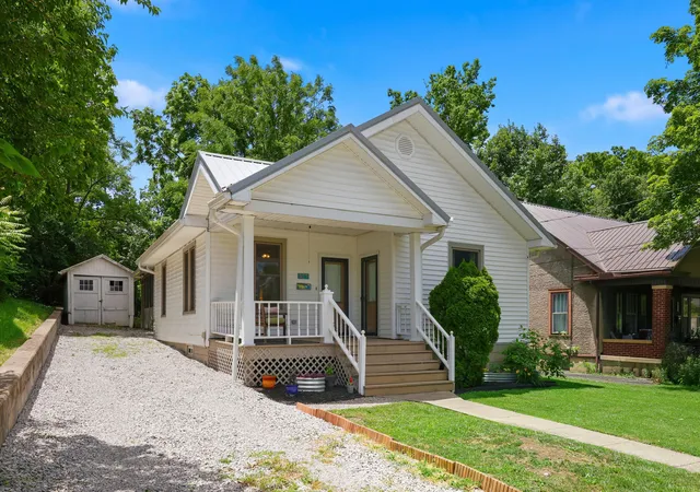 Homes for sale in Cynthiana, KY | 421 E Pleasant St, Cynthiana, KY 41031 | MLS# 26014459