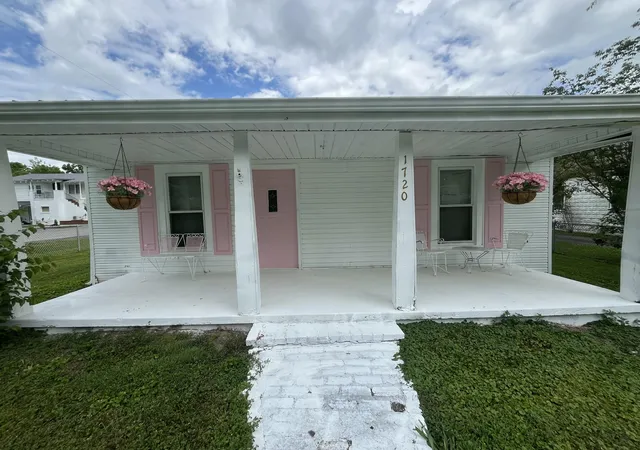 Homes for sale in Middlesboro, KY | 1720 Exeter Ave, Middlesboro, KY 40965 | MLS# 26014807