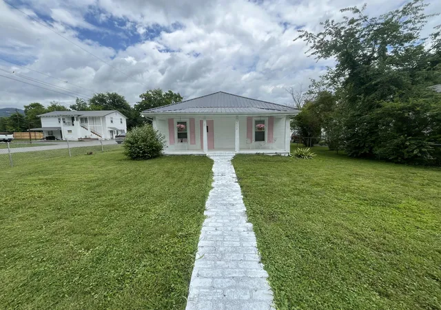 3rd image of 1720 Exeter Ave, Middlesboro, KY 40965 | MLS# 26014807