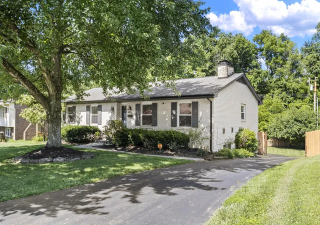 Photo 3 of Single family home for sale at 3483 Lansdowne Dr, Lexington, KY 40517 | MLS# 26014649 | Listing updated on 2026-08-23
