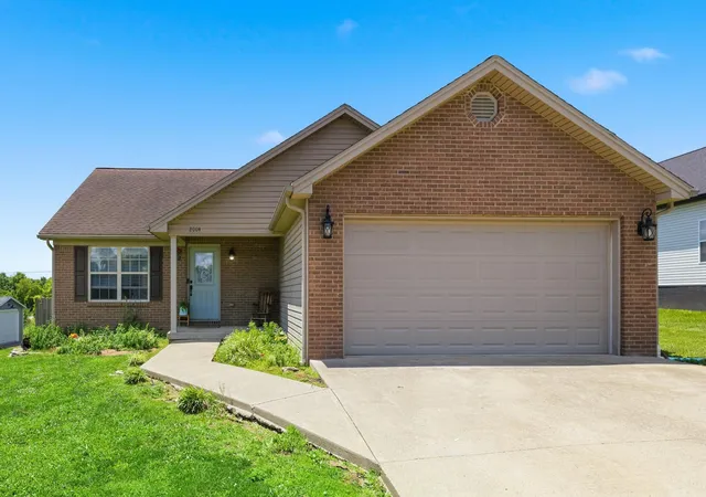 Homes for sale in Lawrenceburg, KY | 2004 White Oak Dr, Lawrenceburg, KY 40342 | MLS# 26014881