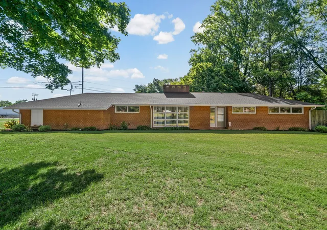 Homes for sale in Hopkinsville, KY | 201 Marietta Dr, Hopkinsville, KY 42240 | MLS# 26014668