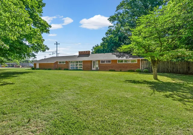 Homes for sale in Hopkinsville, KY | 201 Marietta Dr, Hopkinsville, KY 42240 | MLS# 26014668