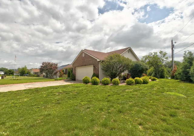 Photo 3 of Single family home for sale at 210 Helena Dr, Mount Sterling, KY 40353 | MLS# 26014742 | Listing updated on 2026-07-21
