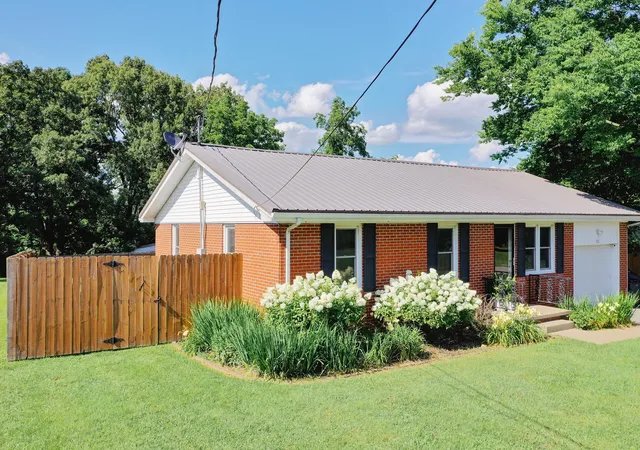 Homes for sale in Princeton, KY | 111 Oak Dr, Princeton, KY 42445 | MLS# 26014770