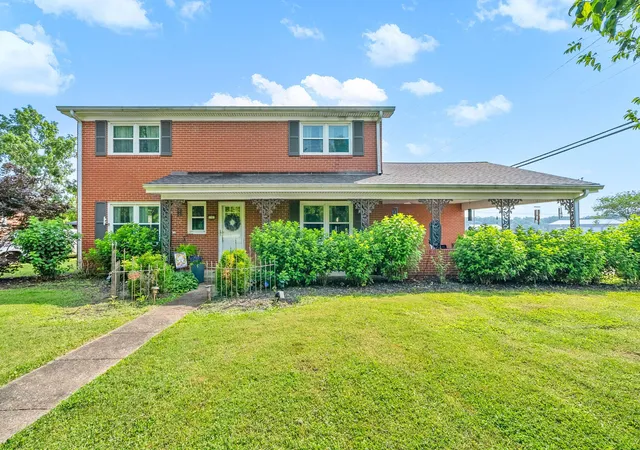 Photo 1 of Single family home for sale at 1701 Parkview Dr, Hopkinsville, KY 42240 | MLS# 26014690 | Listing updated on 2026-07-01
