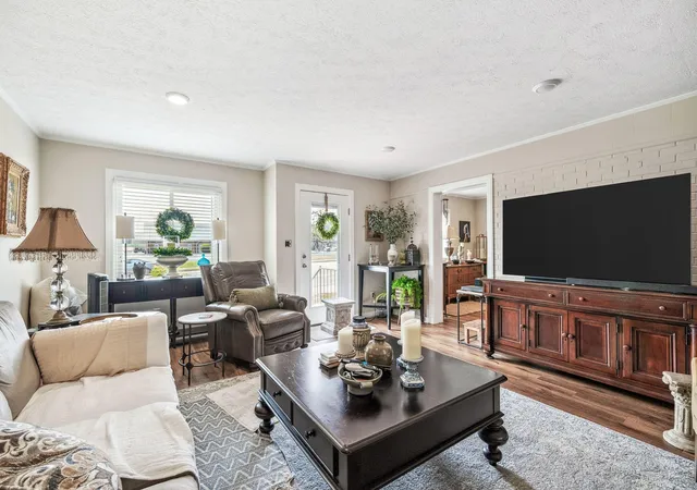 Photo 2 of Single family home for sale at 1701 Parkview Dr, Hopkinsville, KY 42240 | MLS# 26014690 | Listing updated on 2026-07-01