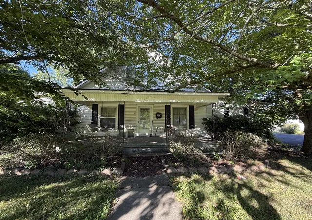 Homes for sale in Russell Springs, KY | 1046 Lakeway Dr, Russell Springs, KY 42642 | MLS# 26014715