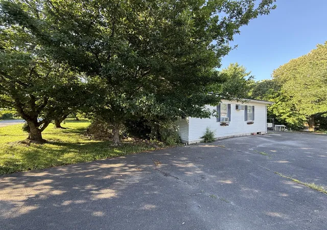 Homes for sale in Russell Springs, KY | 1046 Lakeway Dr, Russell Springs, KY 42642 | MLS# 26014715