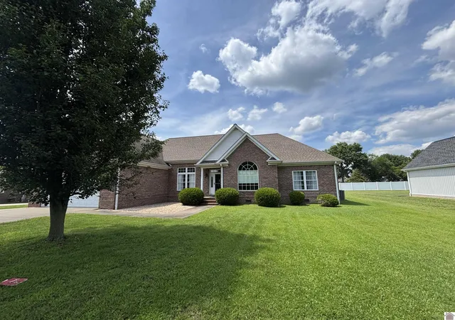 Homes for sale in Murray, KY | 564 W Wiswell Rd, Murray, KY 42071 | MLS# 26015932