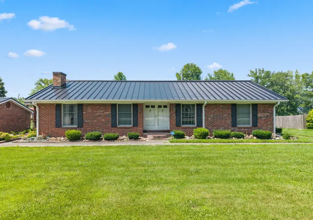 Homes for sale in Stanton, KY | 1178 E College Ave, Stanton, KY 40380 | MLS# 26016128