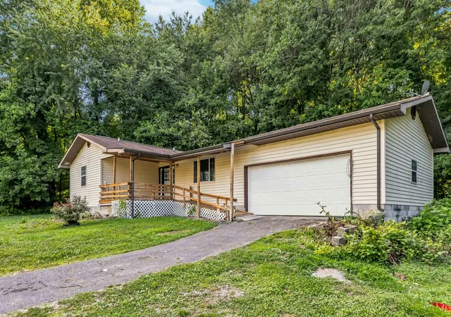 Homes for sale in Lily, KY | 3572 Echo Valley Rd, Lily, KY 40740 | MLS# 26014925