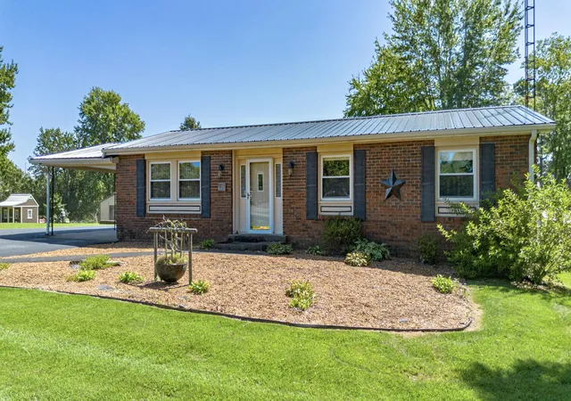 Photo 2 of Single family home for sale at 628 W Elm St, Marion, KY 42064 | MLS# 26023711 | Listing updated on 2026-09-03