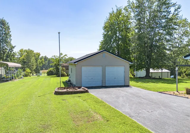 Photo 2 of Single family home for sale at 628 W Elm St, Marion, KY 42064 | MLS# 26023711 | Listing updated on 2026-09-03