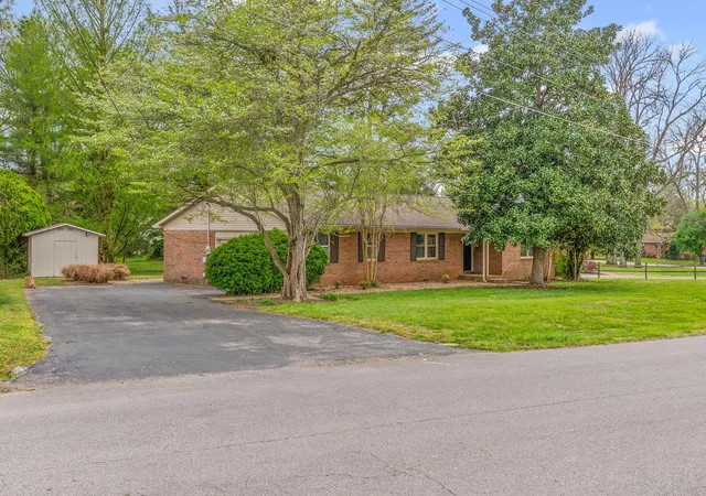 Photo 1 of Single family home for sale at 133 Windsor Dr, Hopkinsville, KY 42240 | MLS# 26015892 | Listing updated on 2026-07-02
