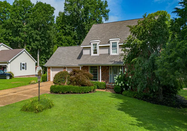 2nd image of 323 Meadowaire Dr, Paducah, KY 42003 | MLS# 26017516