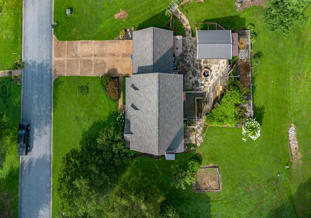 3rd image of 323 Meadowaire Dr, Paducah, KY 42003 | MLS# 26017516