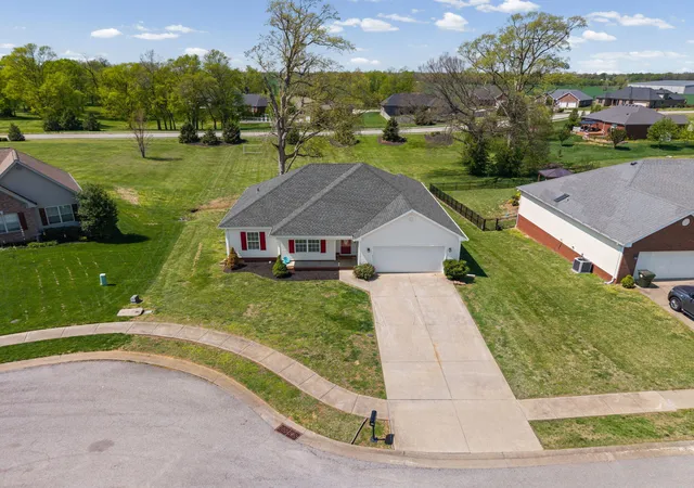 Homes for sale in Hopkinsville, KY | 107 Lurlington Ct, Hopkinsville, KY 42240 | MLS# 26015064
