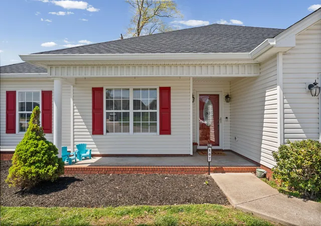 Homes for sale in Hopkinsville, KY | 107 Lurlington Ct, Hopkinsville, KY 42240 | MLS# 26015064