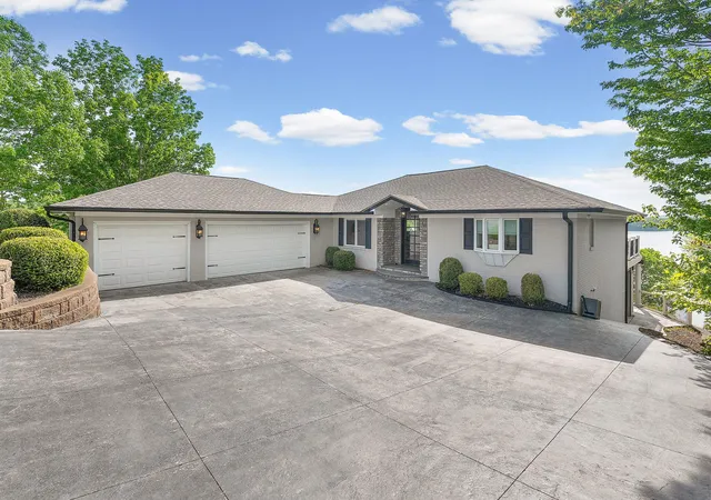 Photo 3 of Single family home for sale at 401 Pollard Cir, Cadiz, KY 42211 | MLS# 26015278 | Listing updated on 2026-07-29