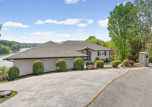 Photo 3 of Single family home for sale at 401 Pollard Cir, Cadiz, KY 42211 | MLS# 26015278 | Listing updated on 2026-07-29