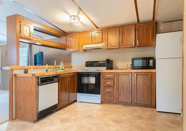Photo 3 of Single family home for sale at 813 Travis Rd, Kuttawa, KY 42055 | MLS# 26017830 | Listing updated on 2026-10-23