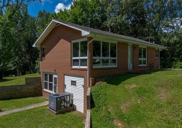Homes for sale in Paducah, KY | 3200 Bement St, Paducah, KY 42003 | MLS# 26017270