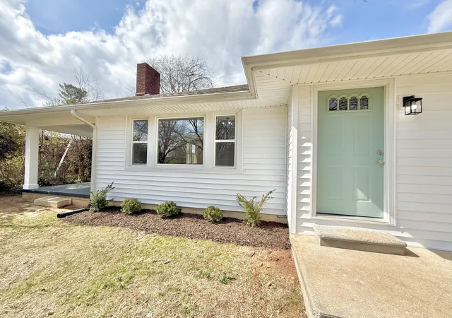 Homes for sale in Hopkinsville, KY | 2711 Kenwood Dr, Hopkinsville, KY 42240 | MLS# 26015172