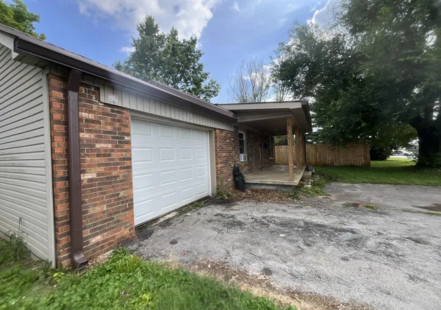 3rd image of 105 Brown St, Albany, KY 42602 | MLS# 26015353
