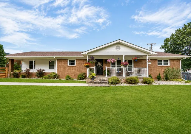 Photo 1 of Single family home for sale at 10 Joan St, Williamsburg, KY 40769 | MLS# 26015249 | Listing updated on 2026-09-03