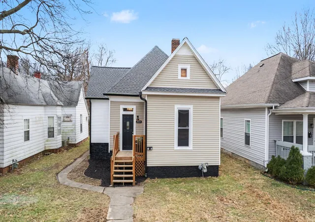 Photo 2 of Sale Pending at 2014 Guthrie Ave, Paducah, KY 42003 | MLS# 26016224 | Listing updated on 2026-09-08