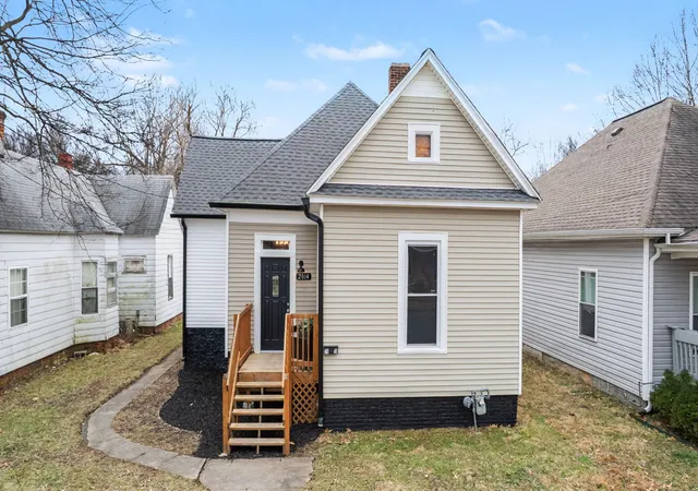 Photo 3 of Sale Pending at 2014 Guthrie Ave, Paducah, KY 42003 | MLS# 26016224 | Listing updated on 2026-09-08