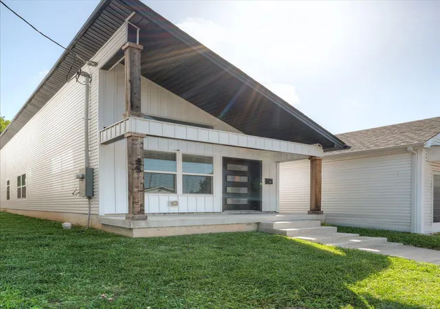 Photo 2 of Single family home for sale at 423 E 2nd Street, Lexington, KY 40508 | MLS# 26015601 | Listing updated on 2026-08-27