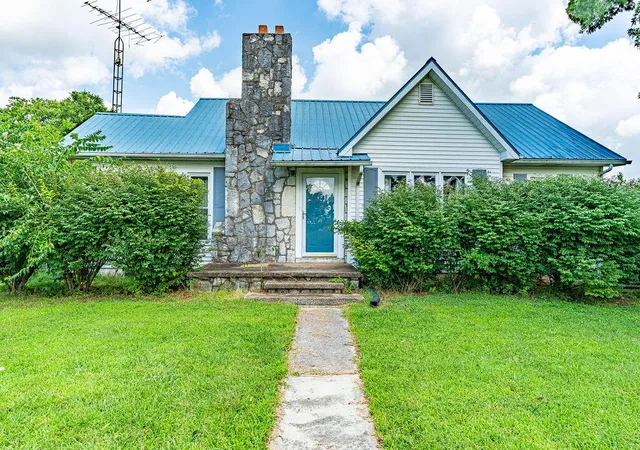 Photo 3 of Single family home for sale at 2450 Pembroke Rd, Hopkinsville, KY 42240 | MLS# 26015320 | Listing updated on 2026-07-13